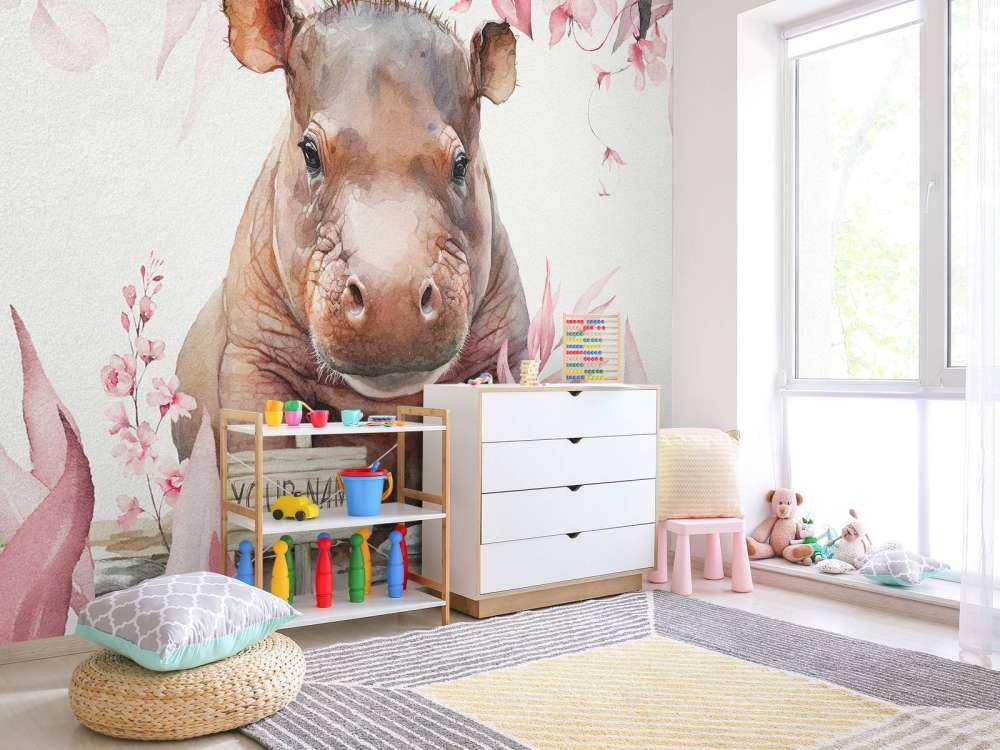 Baby ippopotamo tra le foglie rosa