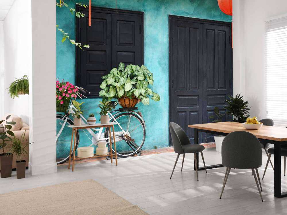 Vecchia bicicletta vicino a una casa