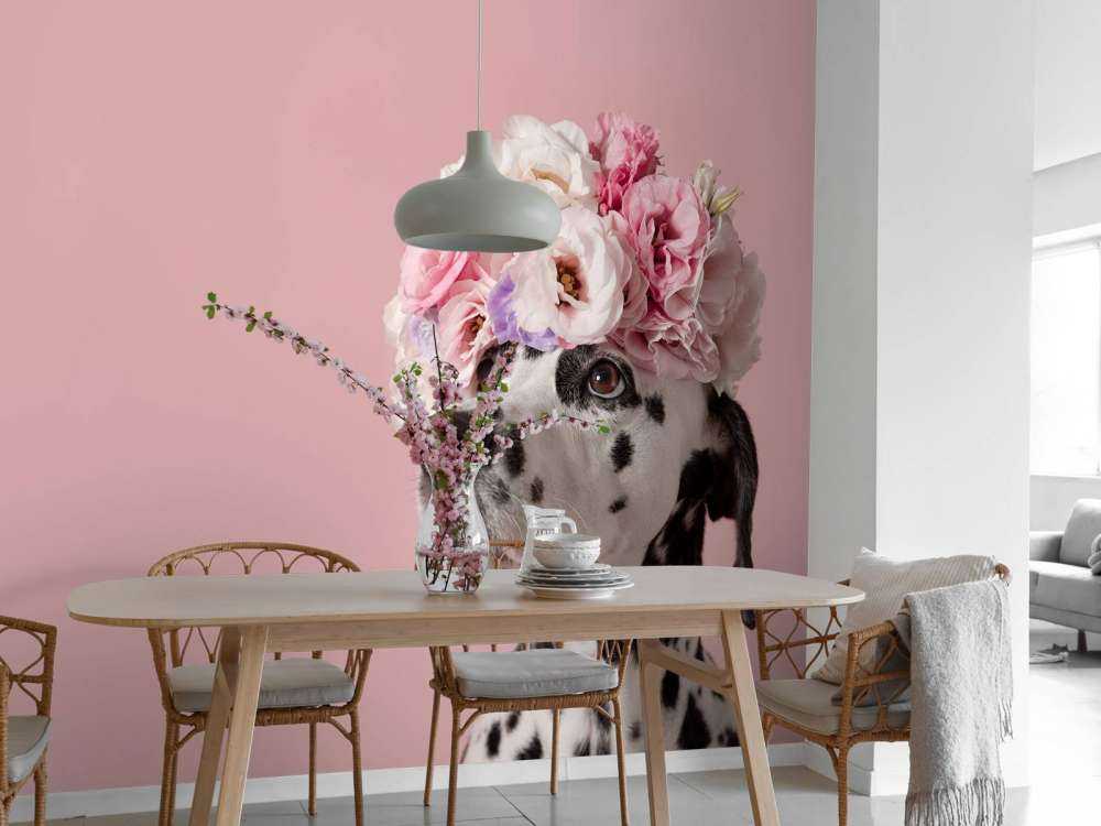 Dalmata con fiori colorati