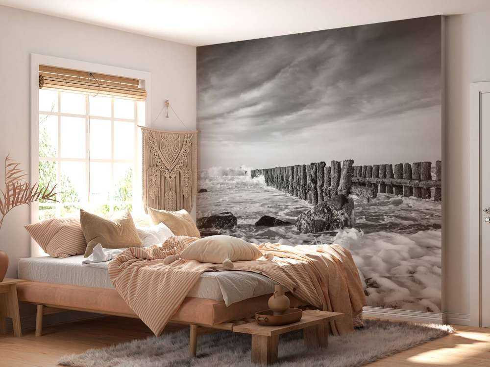 Mare spumeggiante in bianco e nero