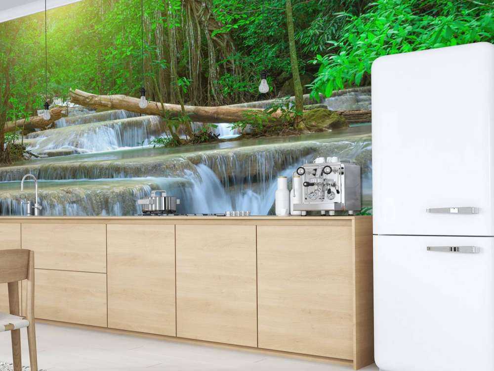 Ampia cascata nella foresta