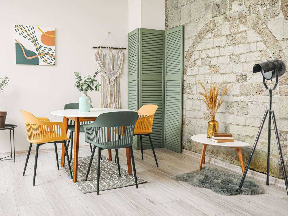 Vecchio muro di pietra con arco