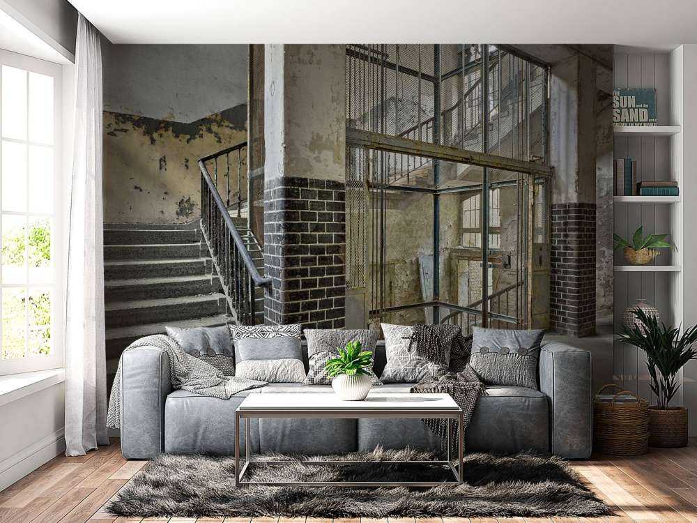 Vecchio pozzo dell'ascensore con scale