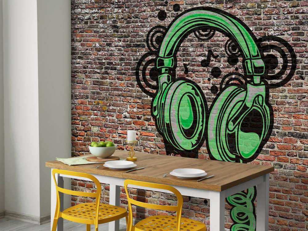 Graffiti su un vecchio muro di mattoni