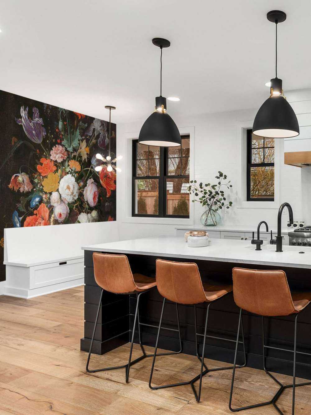 Natura morta con fiori e orologio