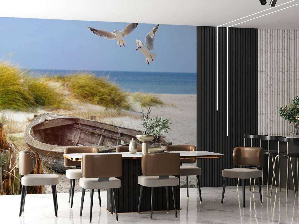 Vecchia barca da pesca, gabbiani, spiaggia e mare