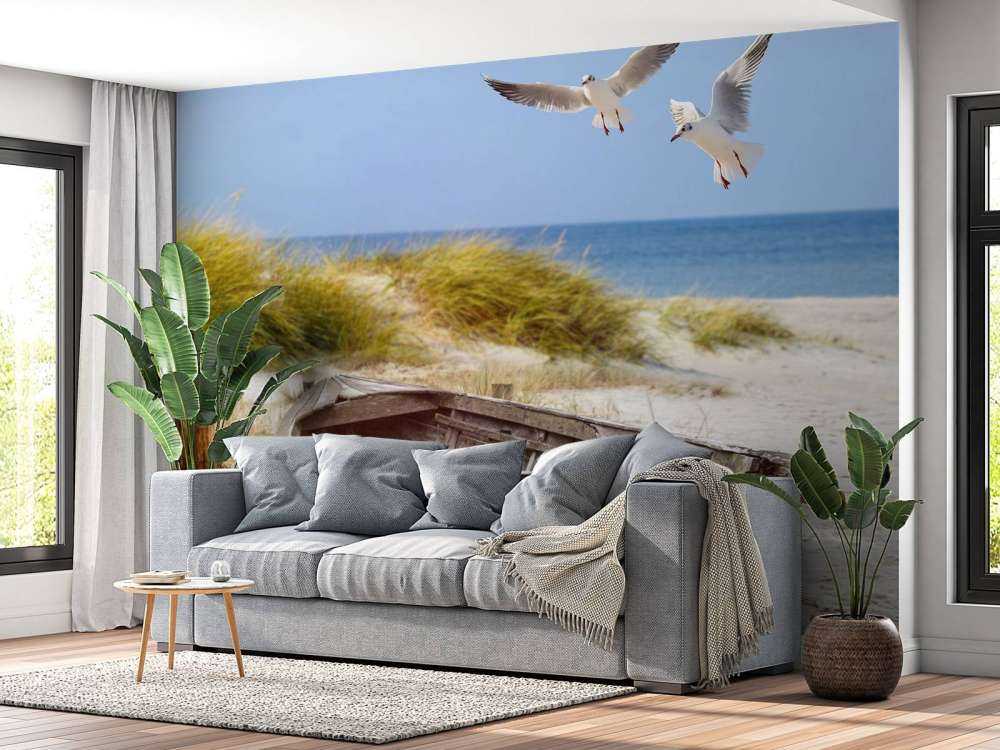 Vecchia barca da pesca, gabbiani, spiaggia e mare