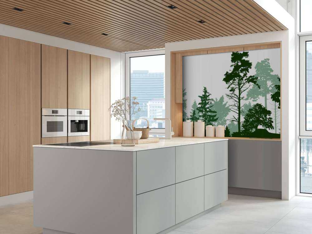 Foresta verde di conifere