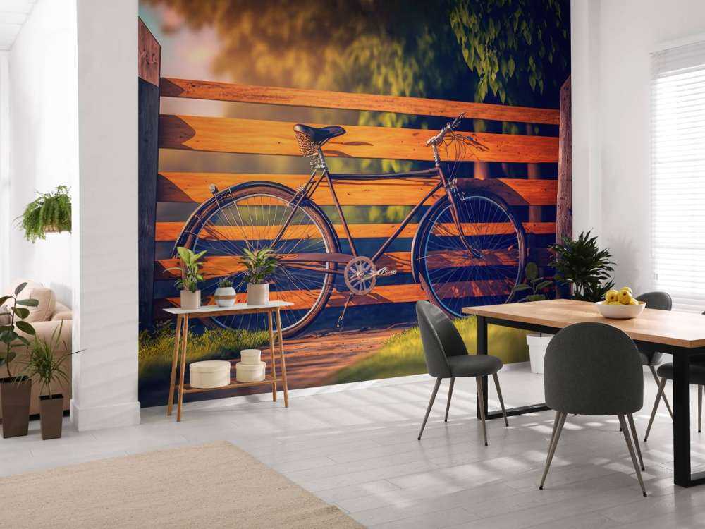 Bicicletta vicino a una staccionata di legno