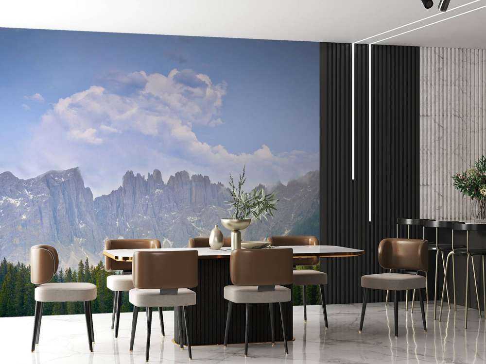 Montagne con alberi e nuvole