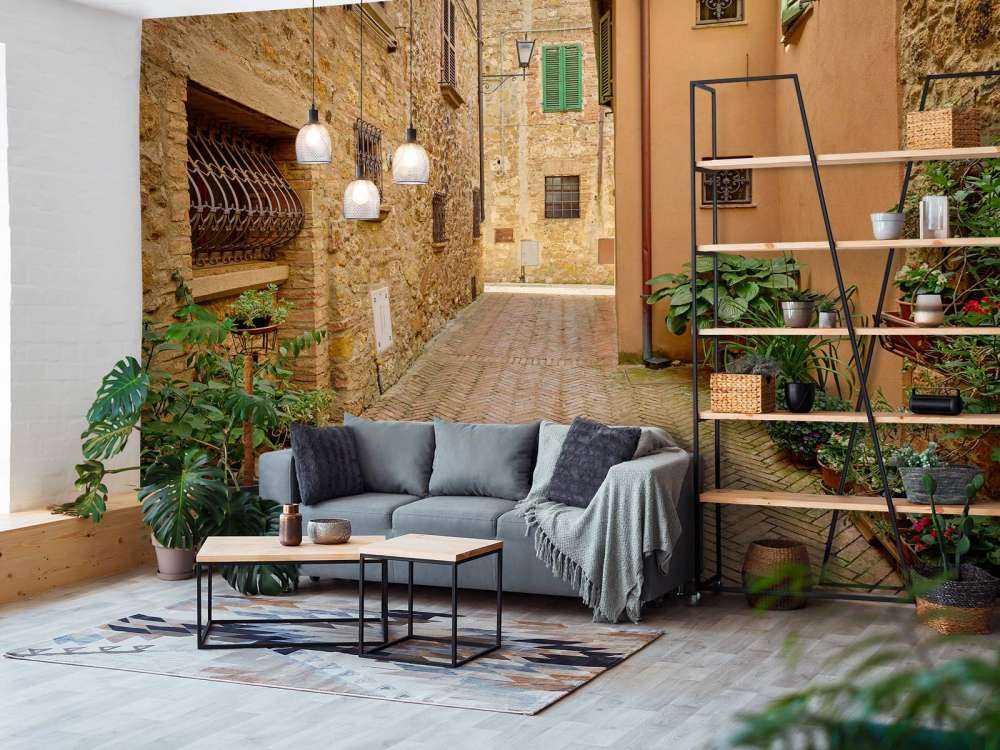 Strada con piante e fiori