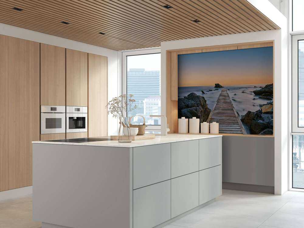 Molo su una riva rocciosa