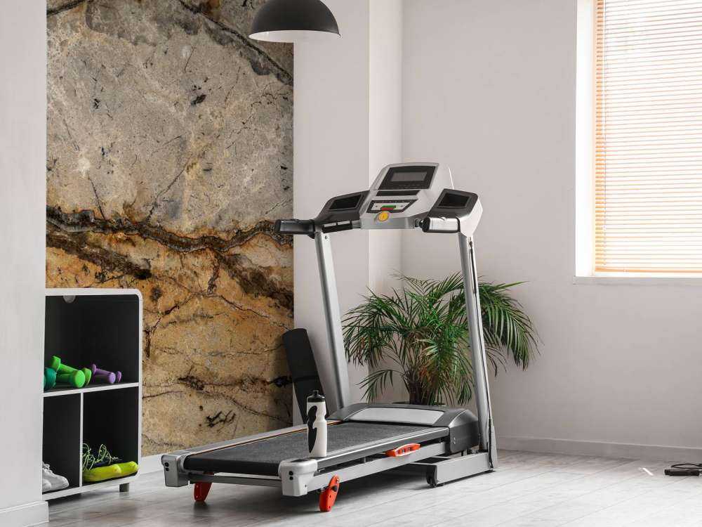 Marmo color sabbia con scanalature