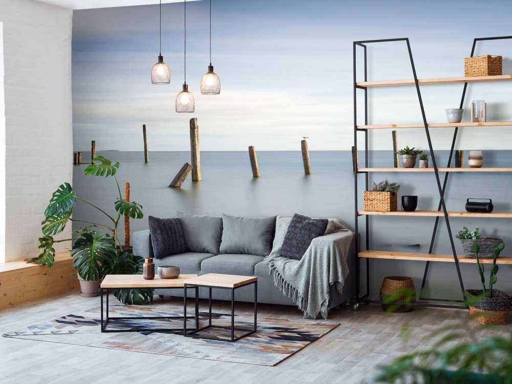 Vecchi pali di legno nel mare