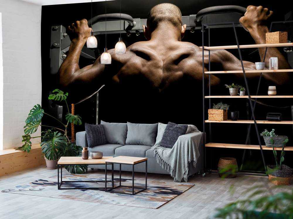 Uomo con la schiena muscolosa