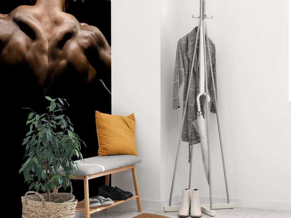 Uomo con la schiena muscolosa