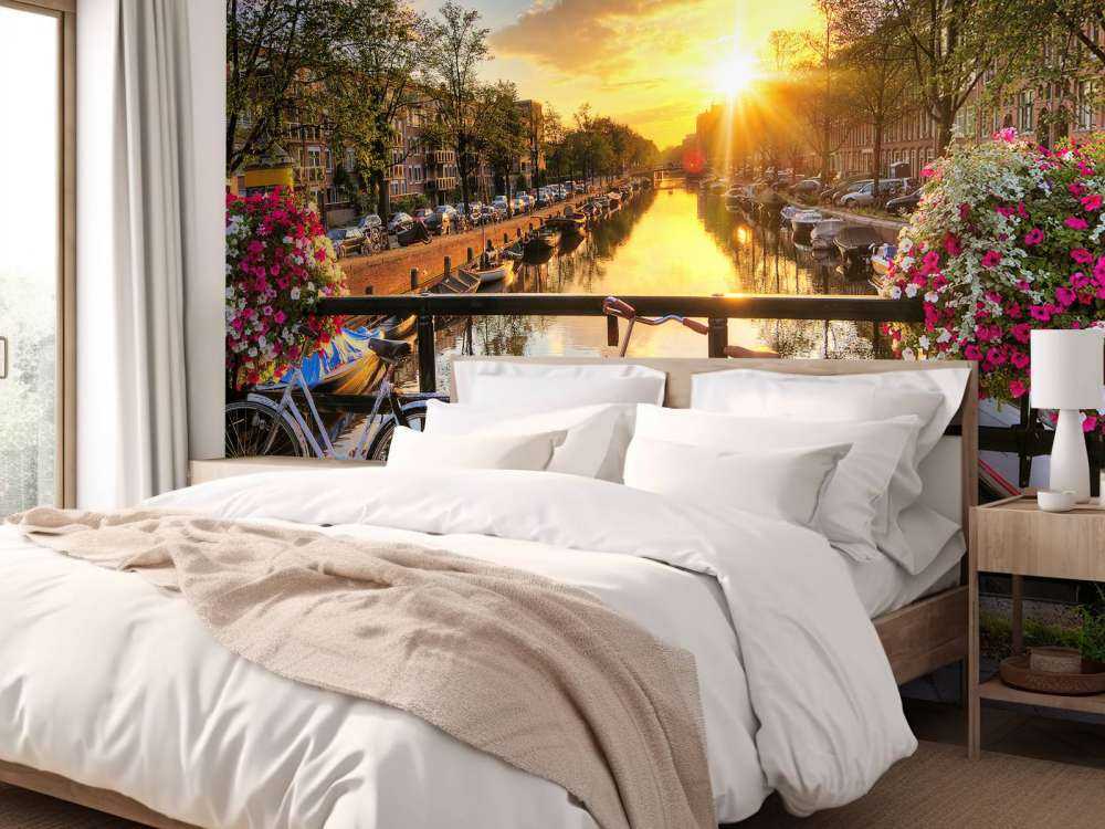 In bicicletta su un ponte con i fiori