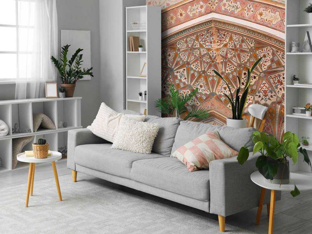 Arco indiano riccamente dipinto 