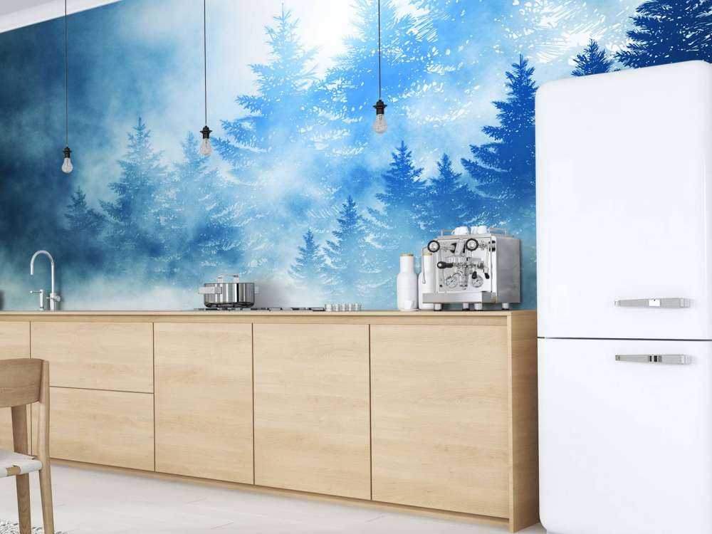 Foresta scura con neve