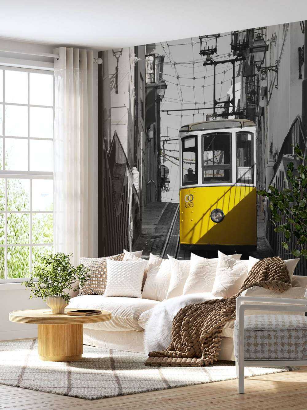 Tram nero bianco giallo