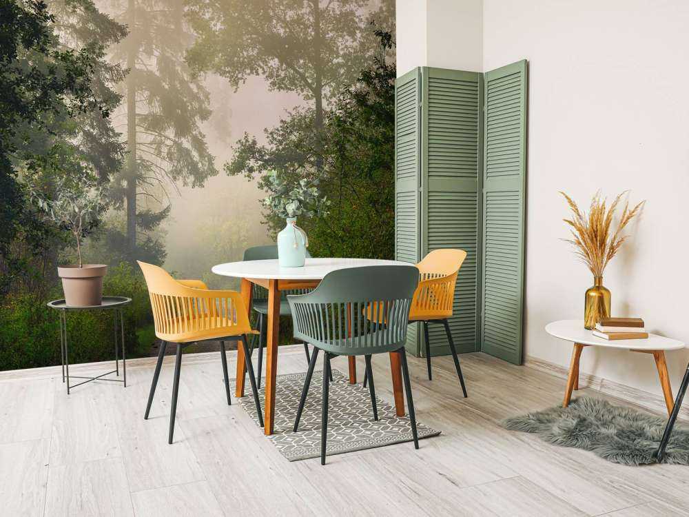 Strada attraverso la foresta nebbiosa