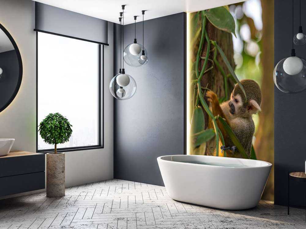 Piccola scimmia tra gli alberi