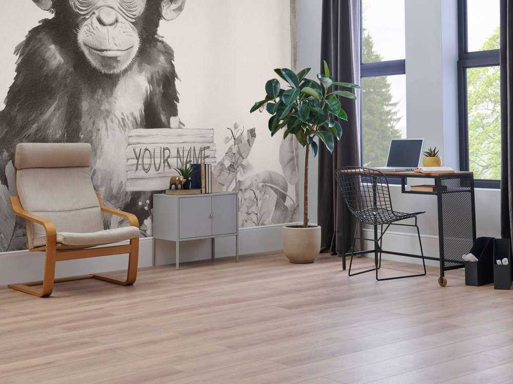 Baby scimpanzé nella giungla beige