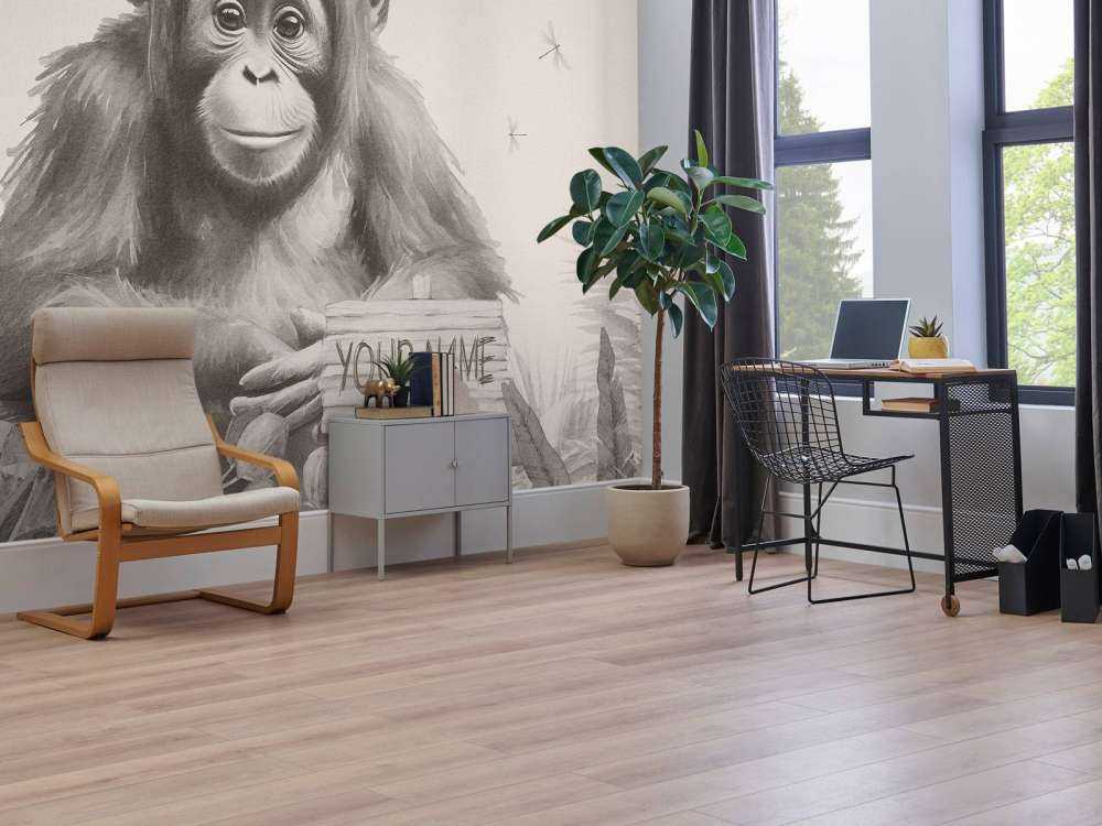 Cucciolo di orango nella giungla beige