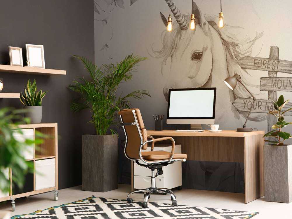 Bambino unicorno con piante beige