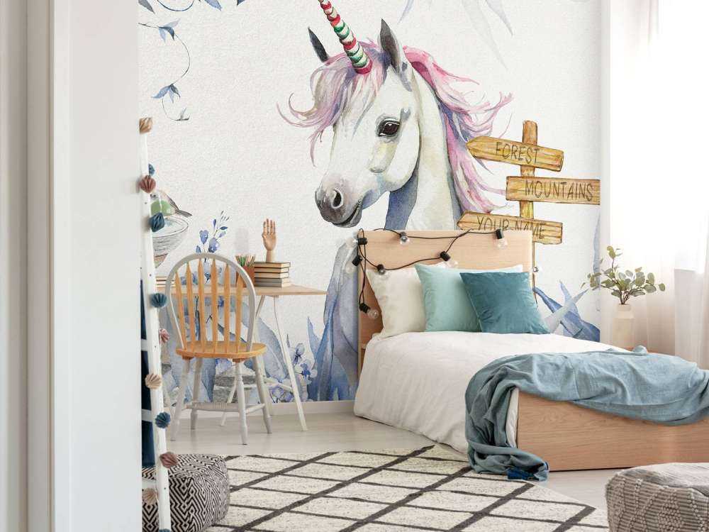 Baby unicorno con piante blu