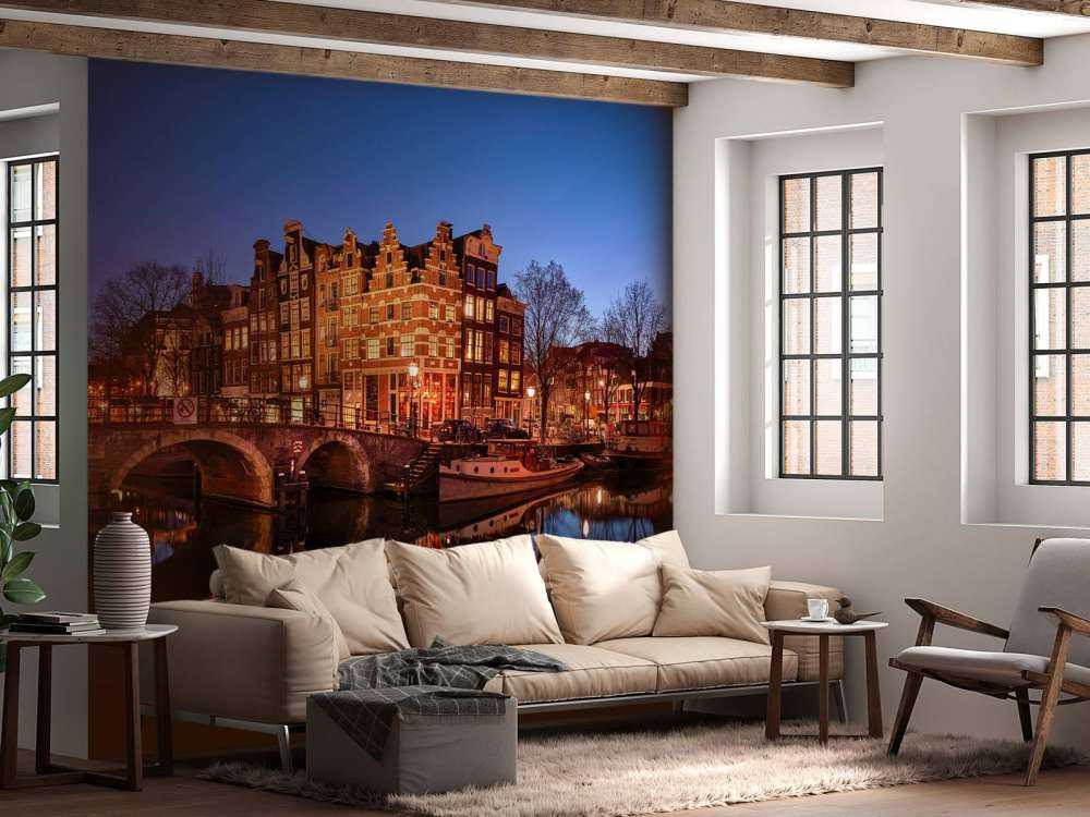 Case illuminate lungo il canale