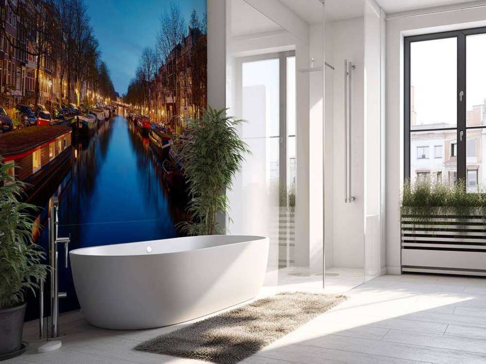 Case galleggianti lungo il canale illuminato