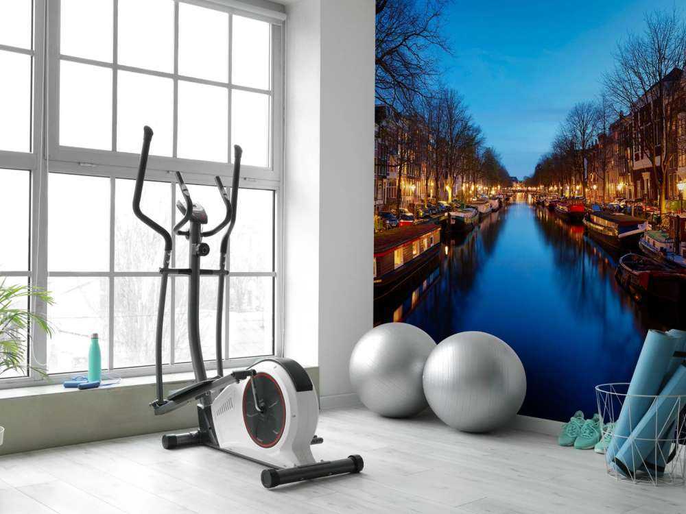 Case galleggianti lungo il canale illuminato