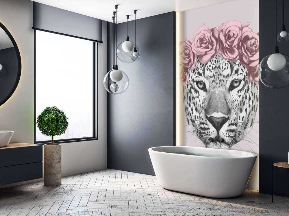 Leopardo con fiori rosa