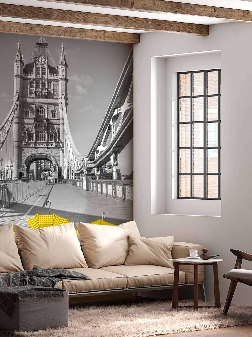 Ombrelli gialli sul Tower bridge