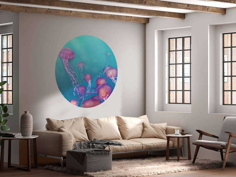 Medusa rosa in mare blu