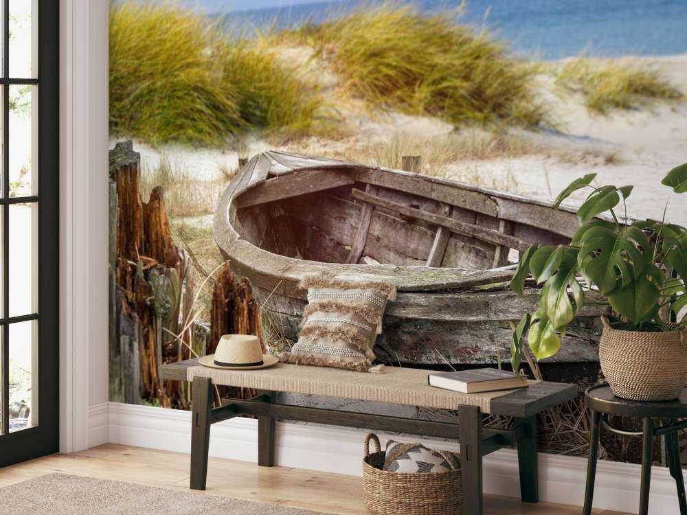 Vecchia barca da pesca, gabbiani, spiaggia e mare