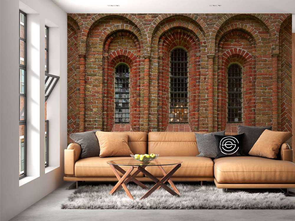 Muro di mattoni con archi e finestre