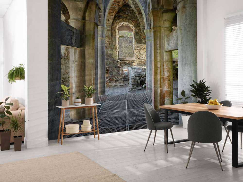 Edificio abbandonato con archi