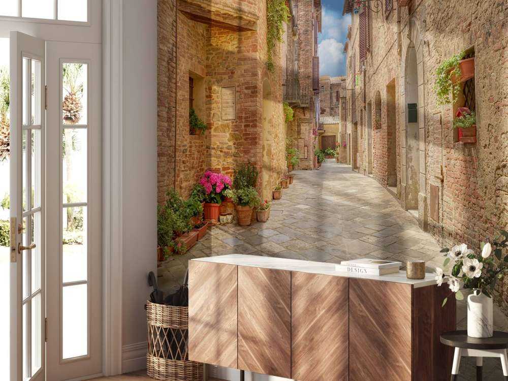 Strada italiana con piante e fiori