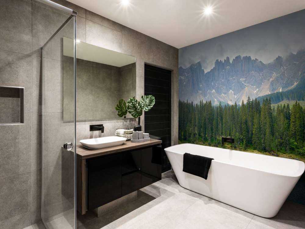 Filare di alberi vicino a un lago di montagna