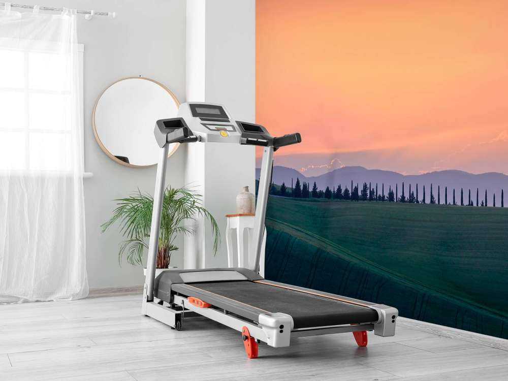 Paesaggio italiano con cielo arancione