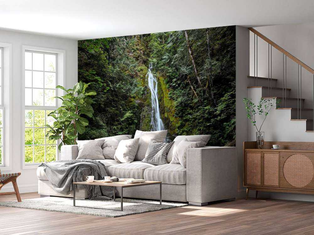 Cascata in un ambiente colorato 