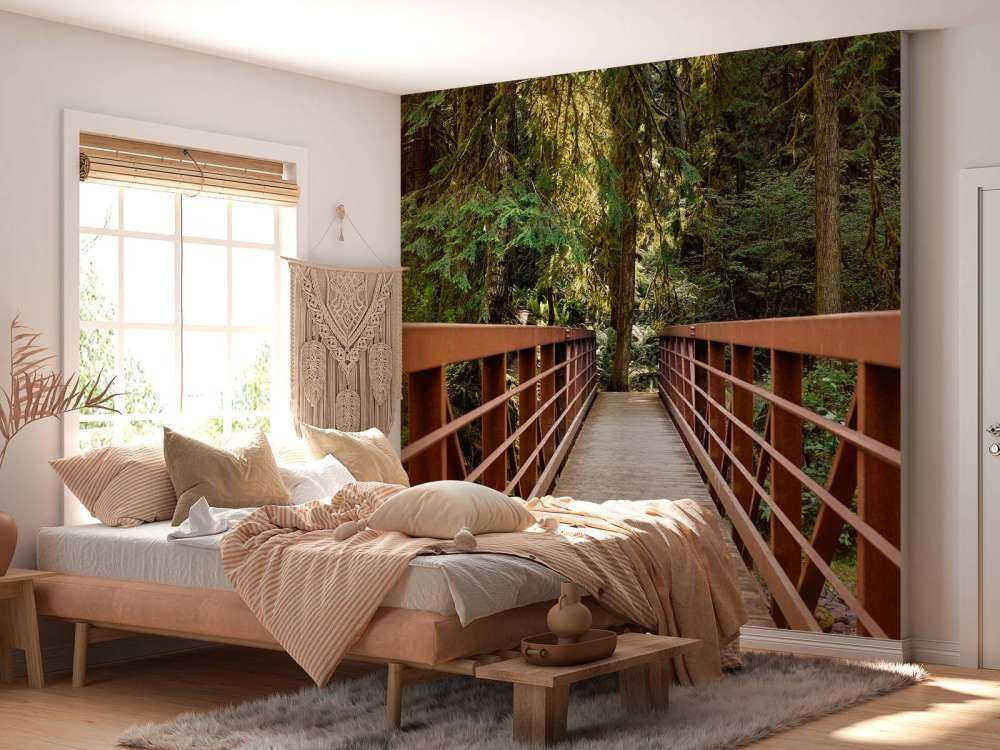 Ponte arrugginito nella foresta 