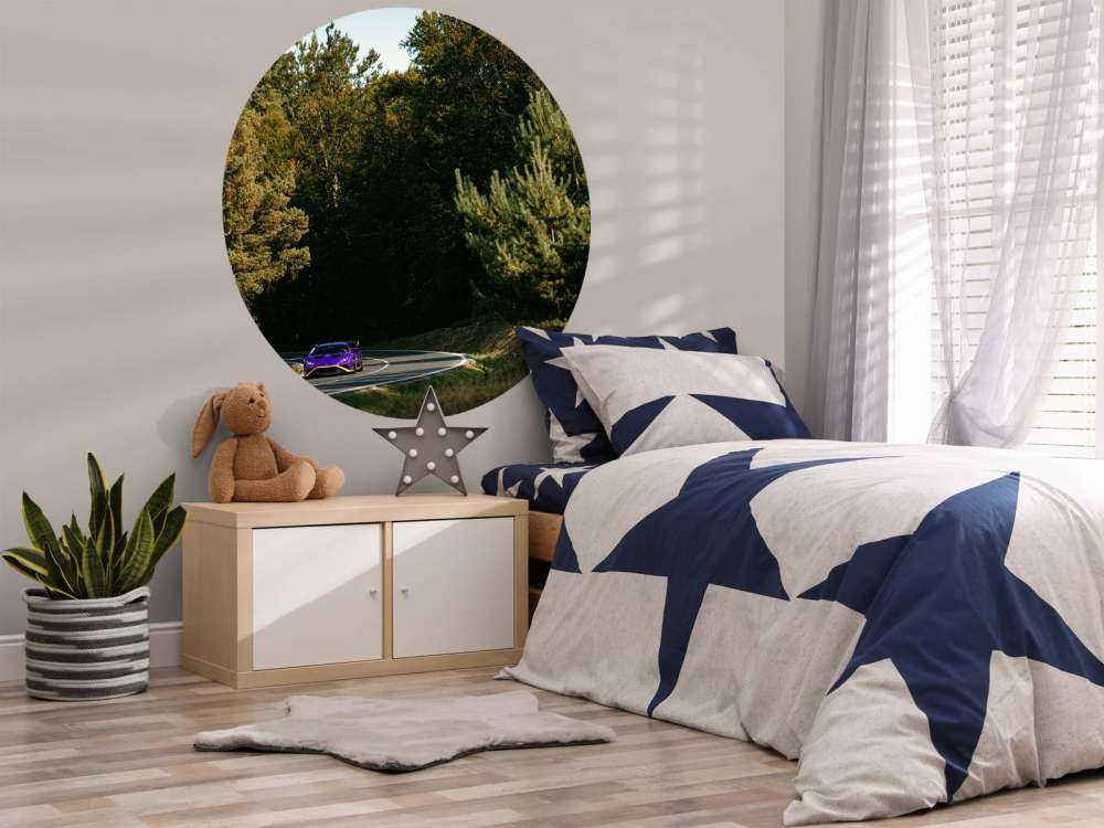 Lamborghini Huracán viola in paesaggio boschivo