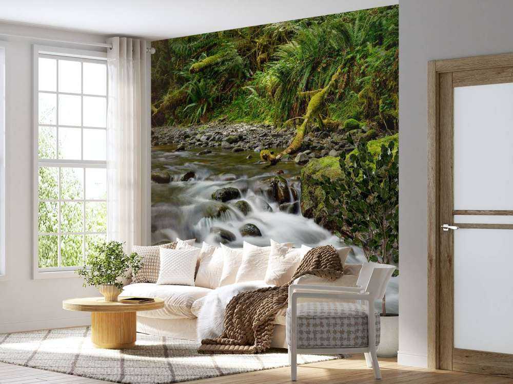 Roccia verde con fiume 
