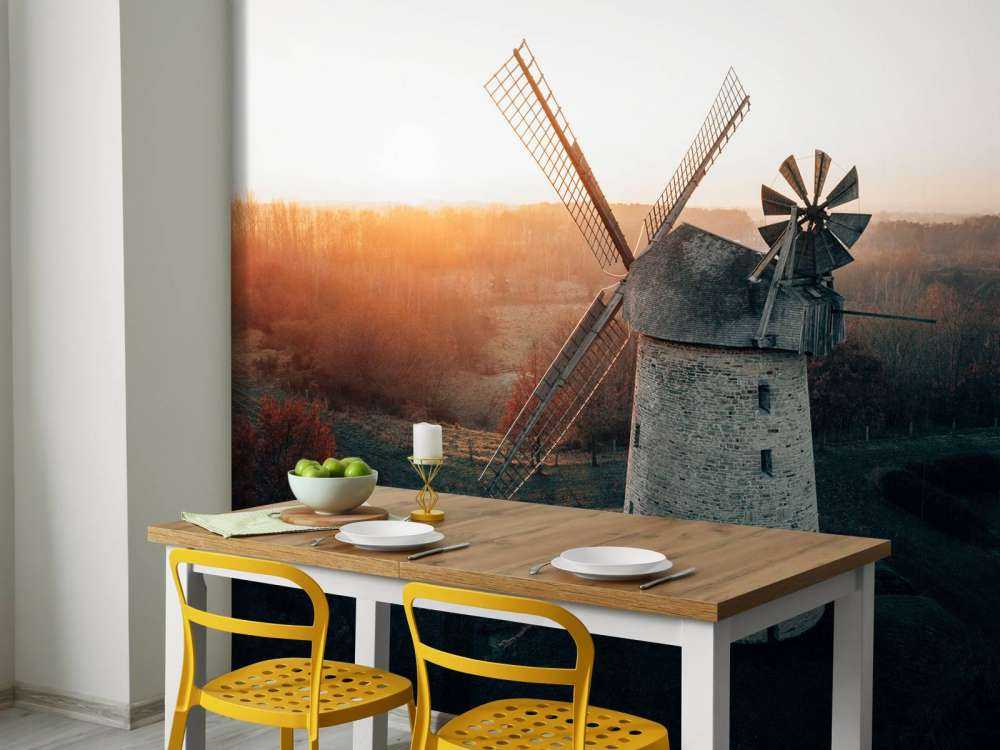 Mulino a vento in splendida luce al tramonto