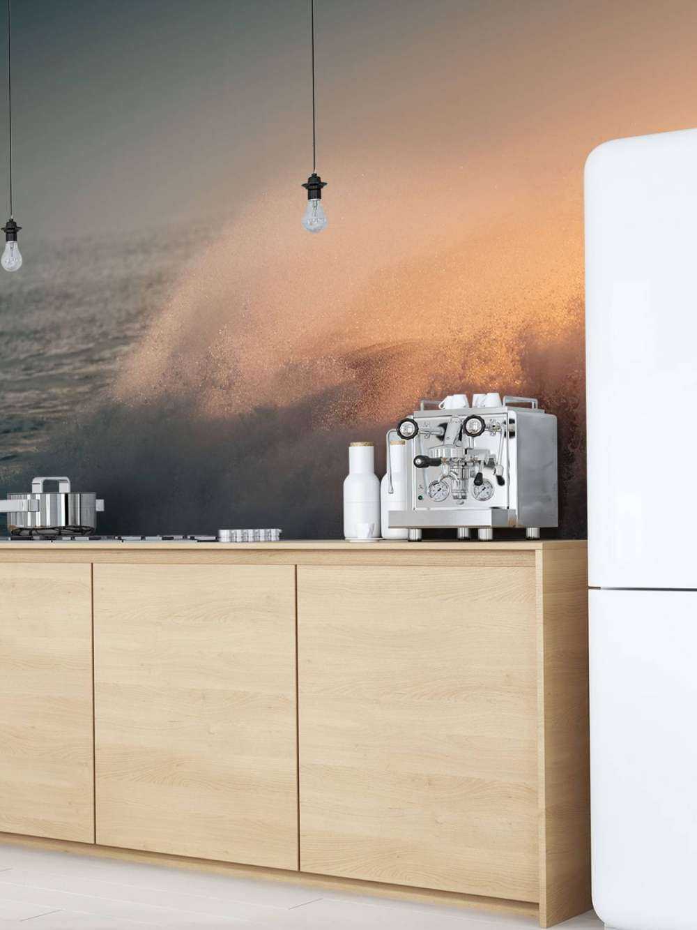 Onde che si infrangono sulla spiaggia