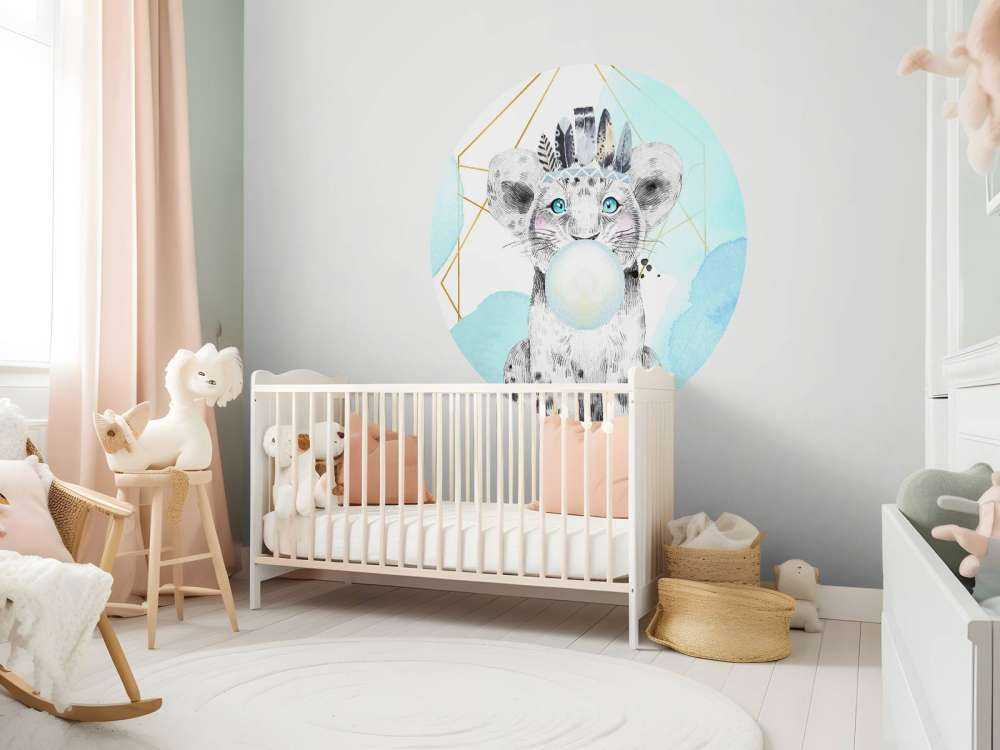 Cucciolo di leone indiano con campana di gomma da masticare