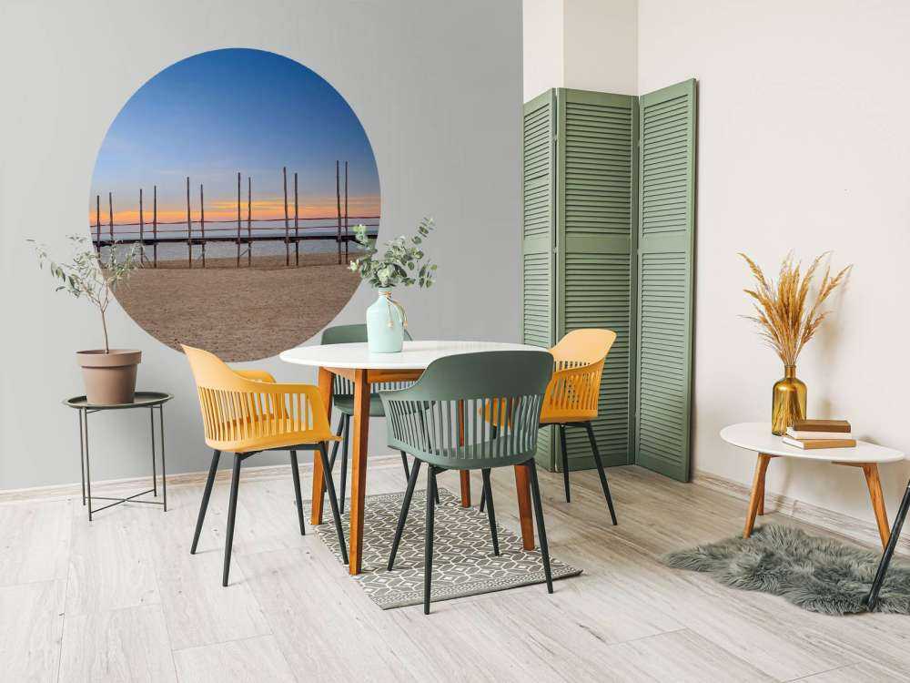 Lungo pontile con pali in legno